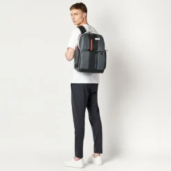 15.6 Inch Laptoptassen|Leren Laptoptassen>Piquadro Urban PC and iPad Backpack with Anti theft cable grey black