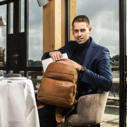 Kleine Rugzakken|14 Inch Laptoptassen>The Chesterfield Brand Austin Backpack cognac